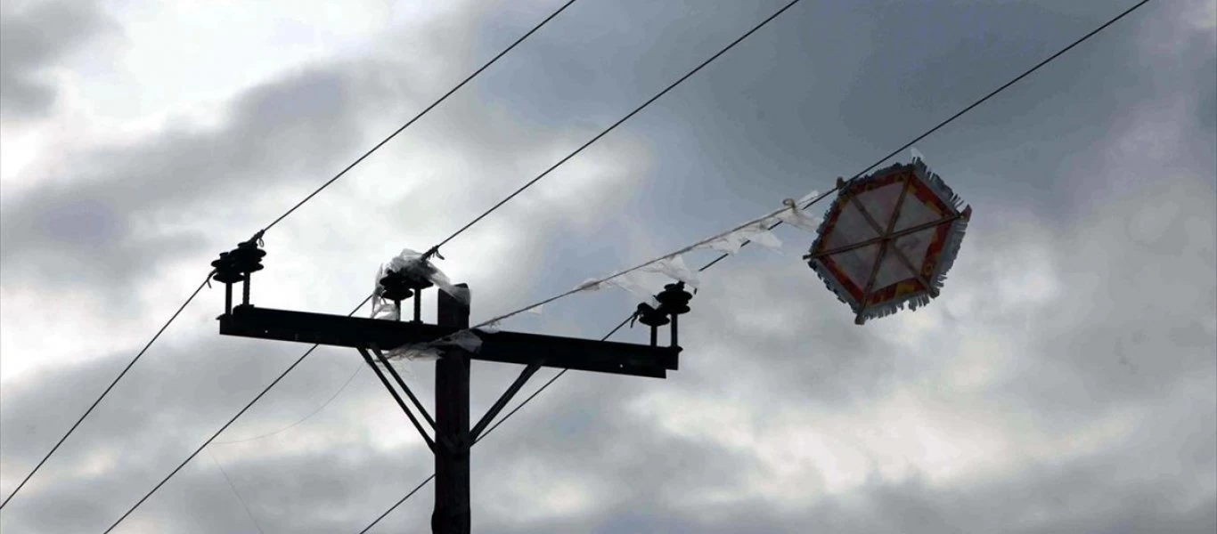 Καθαρά Δευτέρα: Δείτε τι κάνουμε σε περίπτωση ηλεκτροπληξίας από το πέταγμα του χαρταετού